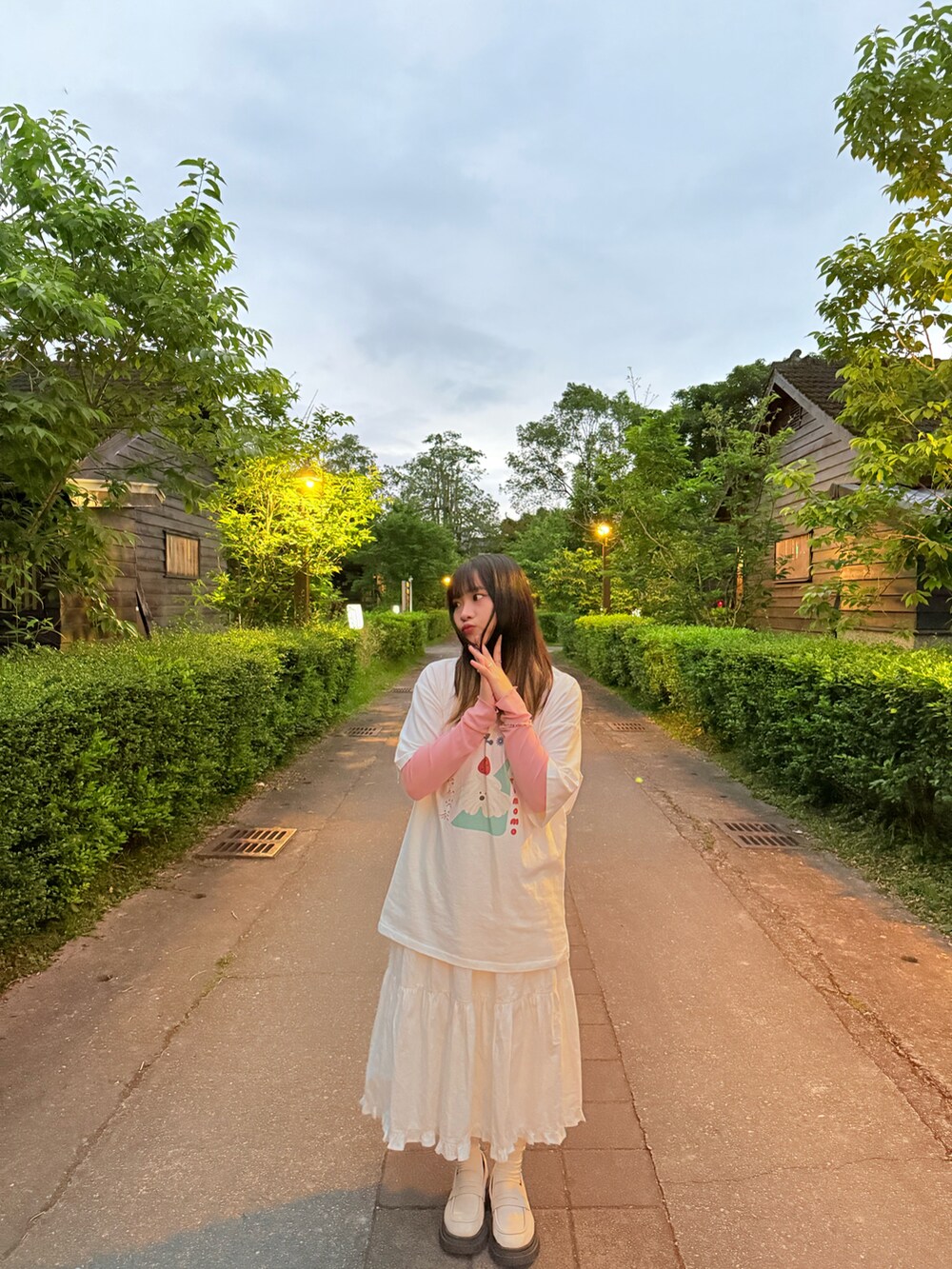 パープル系のボディバッグ/ウエストポーチ、ホワイト系のスカート、ホワイト系のTシャツ/カットソーを着用したレディースの春コーディネートの5枚目の写真