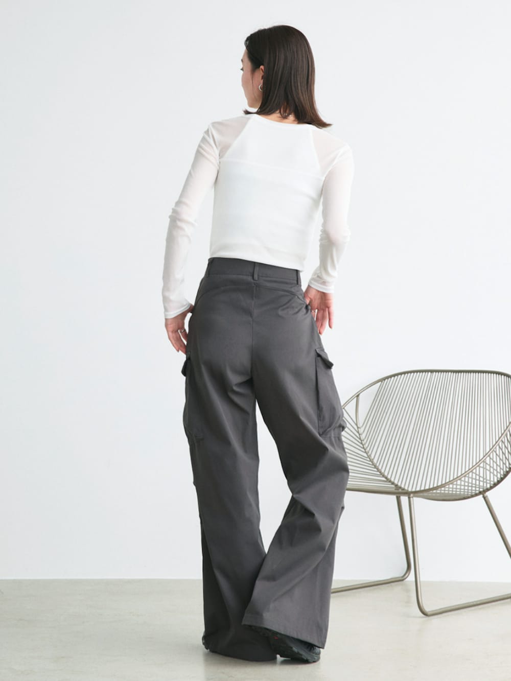 ホワイト系のTシャツ/カットソー、グレー系のカーゴパンツを着用したレディースの春コーディネートの3枚目の写真