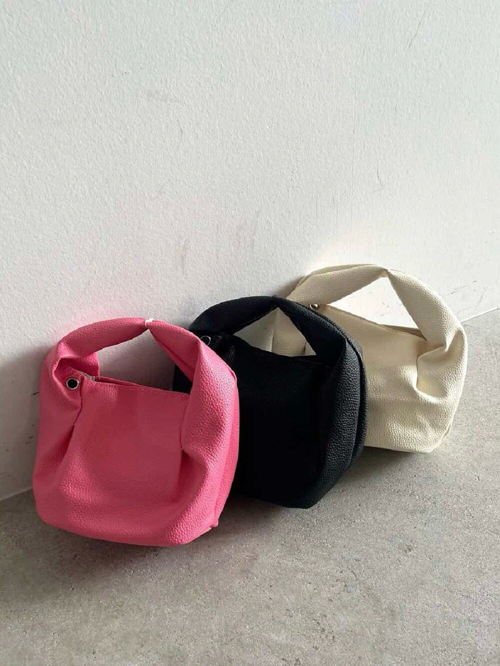 グレー系のキャミソール、ピンク系のショルダーバッグ、ブラック系のスカートを着用したレディースの夏コーディネートの4枚目の写真