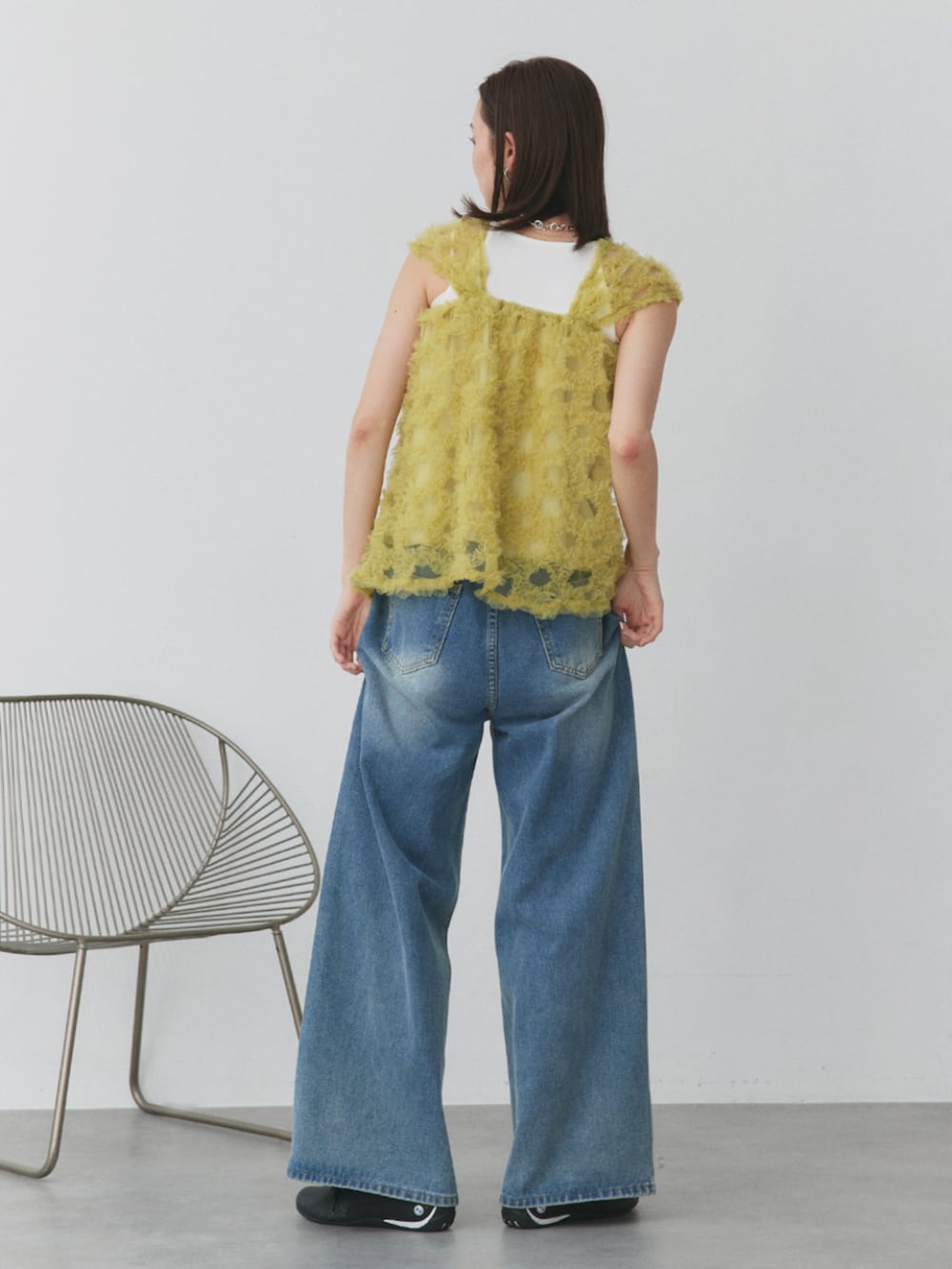 ブルー系のデニムパンツ、ホワイト系のキャミソール、グリーン系のシャツ/ブラウスを着用したレディースの夏コーディネートの2枚目の写真