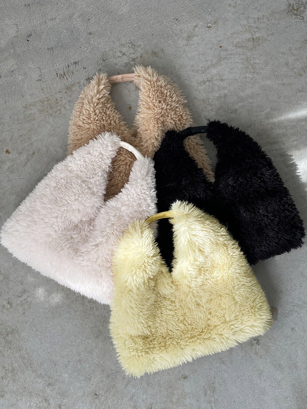 「ファー、ファーバッグ、冬コーデ、ファー小物、トライアングルバッグ、ブーツ、ショートパンツ、シンプルコーデ、大人カジュアル、オトナカジュアル、オトナ女子、シンプル、お洒落さんとつながりたい、秋服、秋冬コーデ」｜「ad thieのエコファー トライアングルバッグ（ハンドバッグ、ベージュ系）」を使った、ad thieさん（レディース・169cm）の秋コーディネートの3枚目の写真