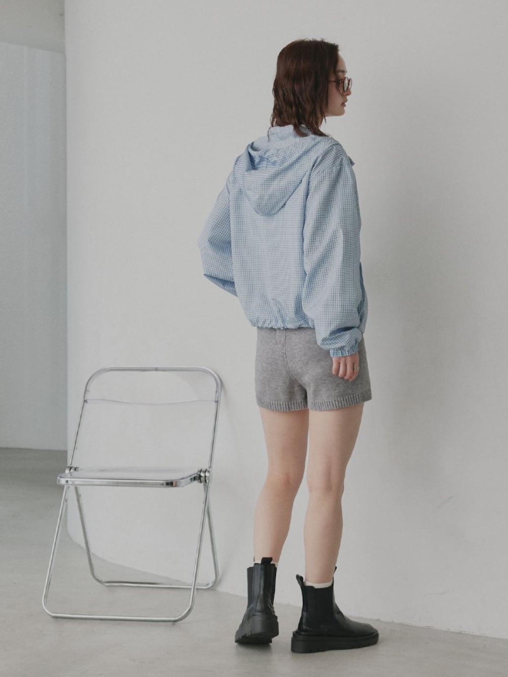 ブルー系のマウンテンパーカー、グレー系のその他パンツを着用したレディースの冬コーディネートの2枚目の写真