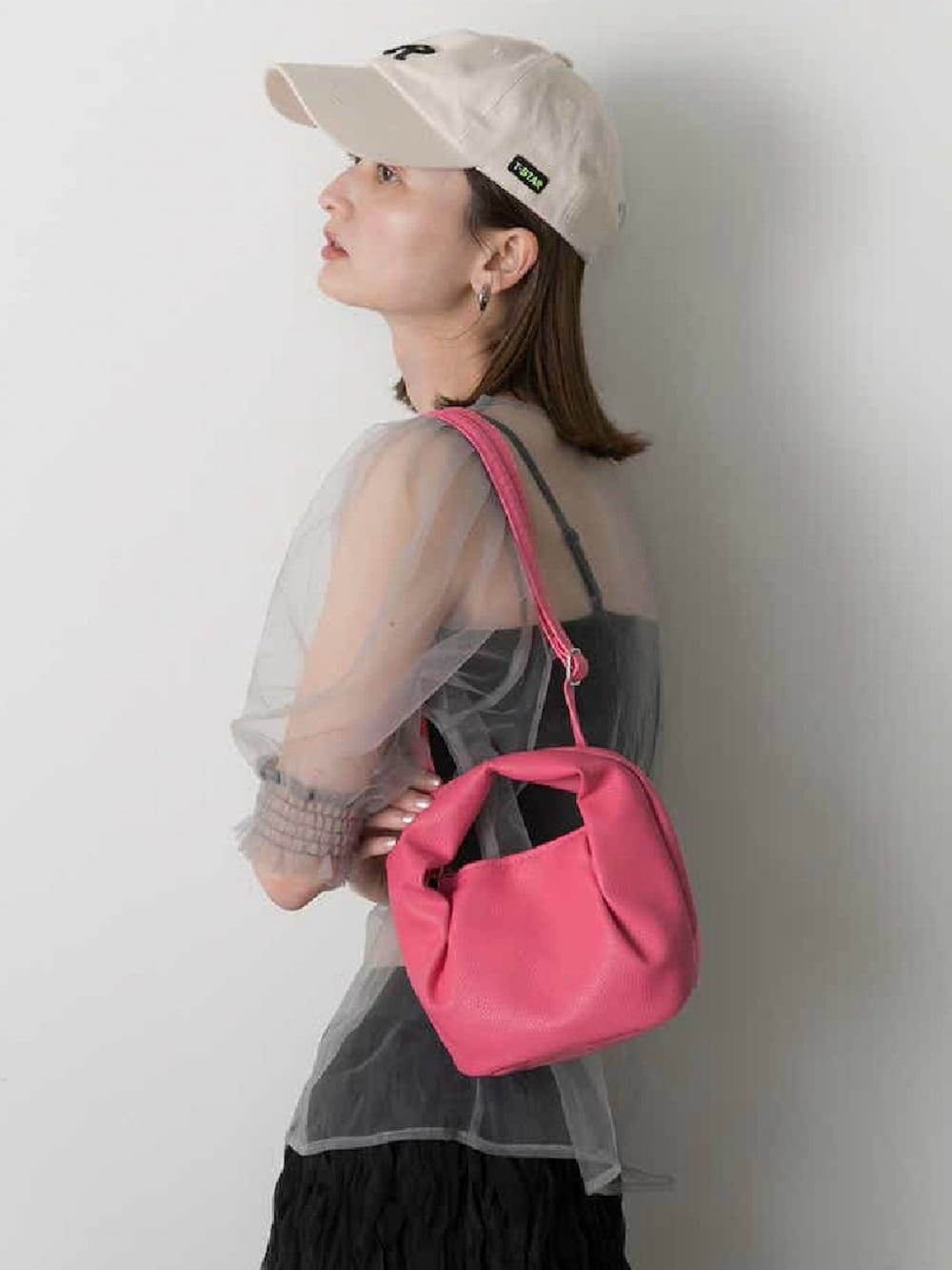 グレー系のキャミソール、ピンク系のショルダーバッグ、ブラック系のスカートを着用したレディースの夏コーディネートの2枚目の写真