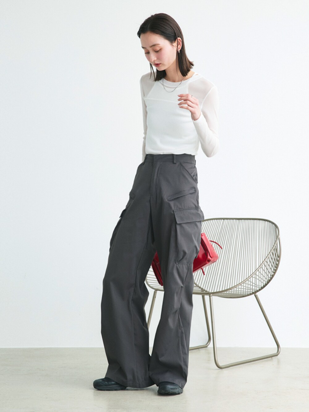 ホワイト系のTシャツ/カットソー、グレー系のカーゴパンツを着用したレディースの春コーディネートの2枚目の写真