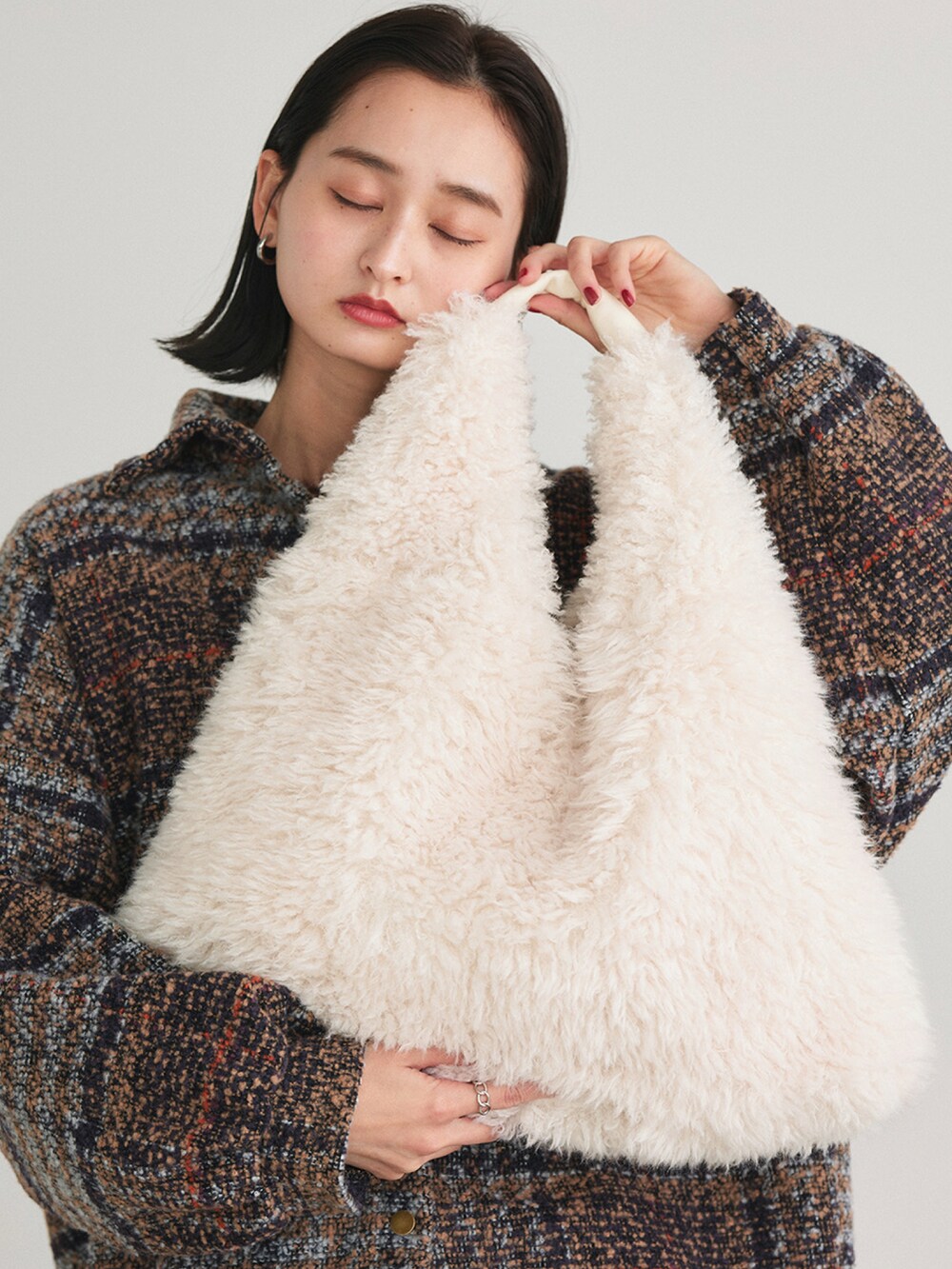 「ファー、ファーバッグ、冬コーデ、ファー小物、トライアングルバッグ、ブーツ、ショートパンツ、シンプルコーデ、大人カジュアル、オトナカジュアル、オトナ女子、シンプル、お洒落さんとつながりたい、秋服、秋冬コーデ」｜「ad thieのエコファー トライアングルバッグ（ハンドバッグ、ベージュ系）」を使った、ad thieさん（レディース・169cm）の秋コーディネートの5枚目の写真
