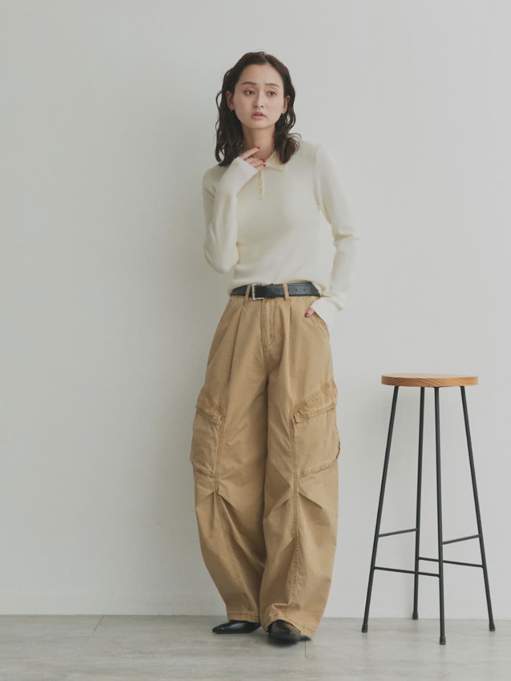 ベージュ系のカーゴパンツ、ホワイト系のニット/セーターを着用したレディースの冬コーディネートの2枚目の写真