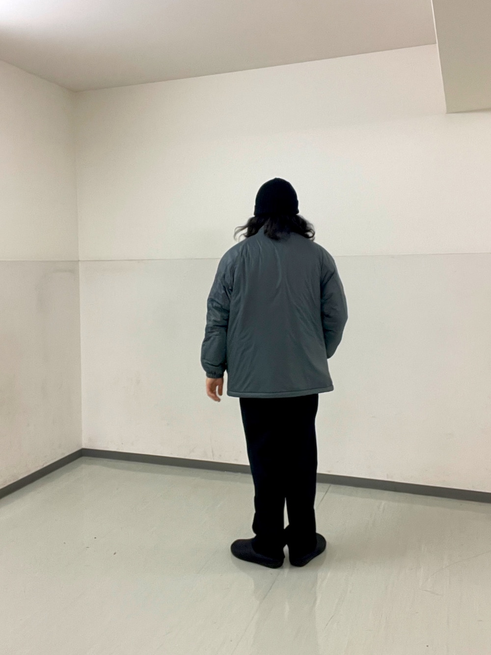 グレー系のブルゾン、ブラック系のTシャツ/カットソー、ブラック系のその他シューズを着用したメンズの冬コーディネートの4枚目の写真