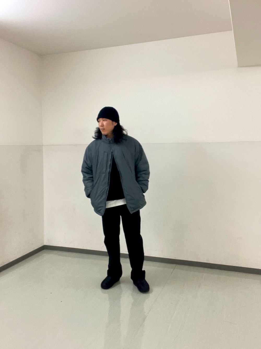 グレー系のブルゾン、ブラック系のTシャツ/カットソー、ブラック系のその他シューズを着用したメンズの冬コーディネートの2枚目の写真