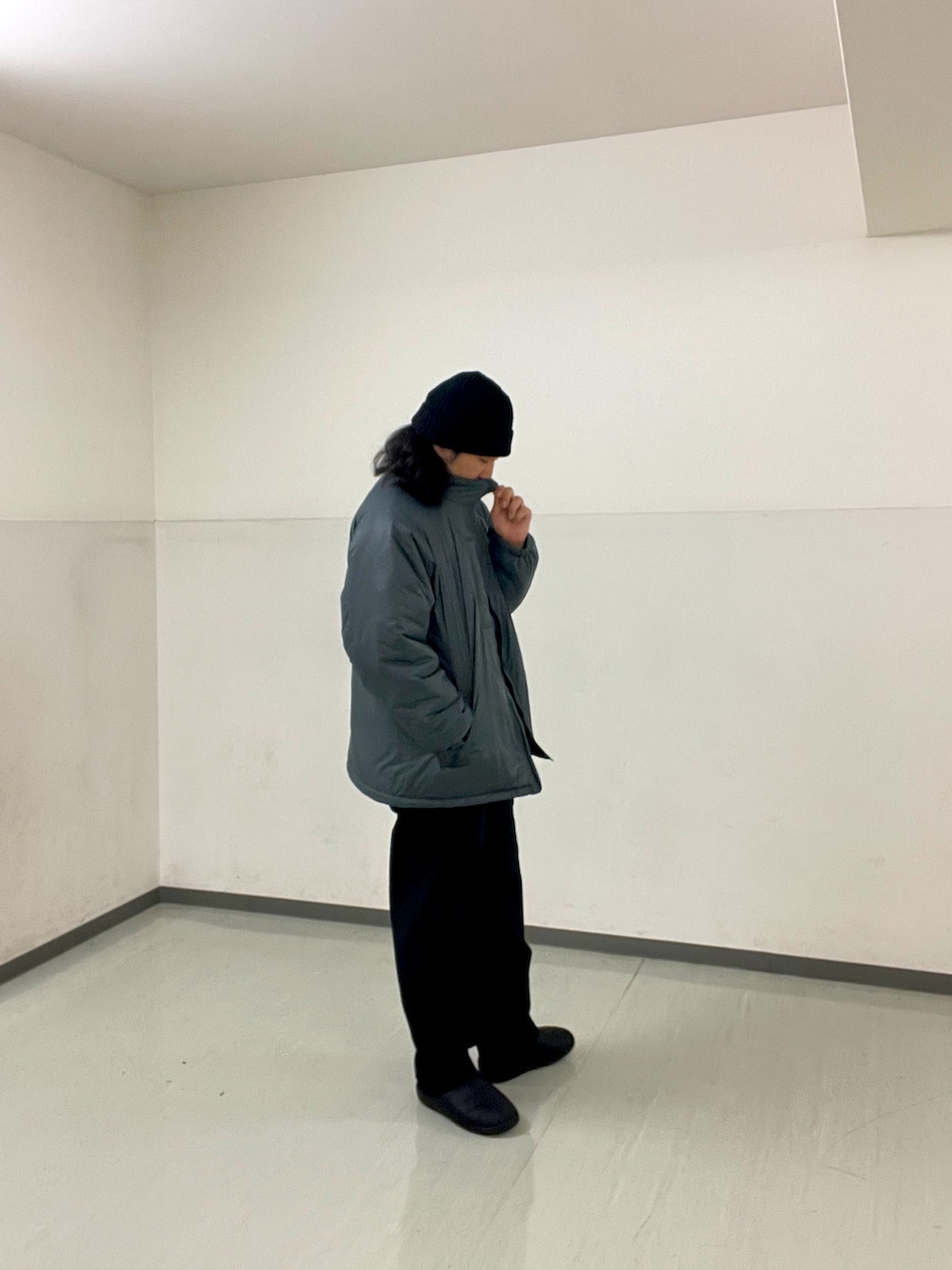 グレー系のブルゾン、ブラック系のTシャツ/カットソー、ブラック系のその他シューズを着用したメンズの冬コーディネートの3枚目の写真