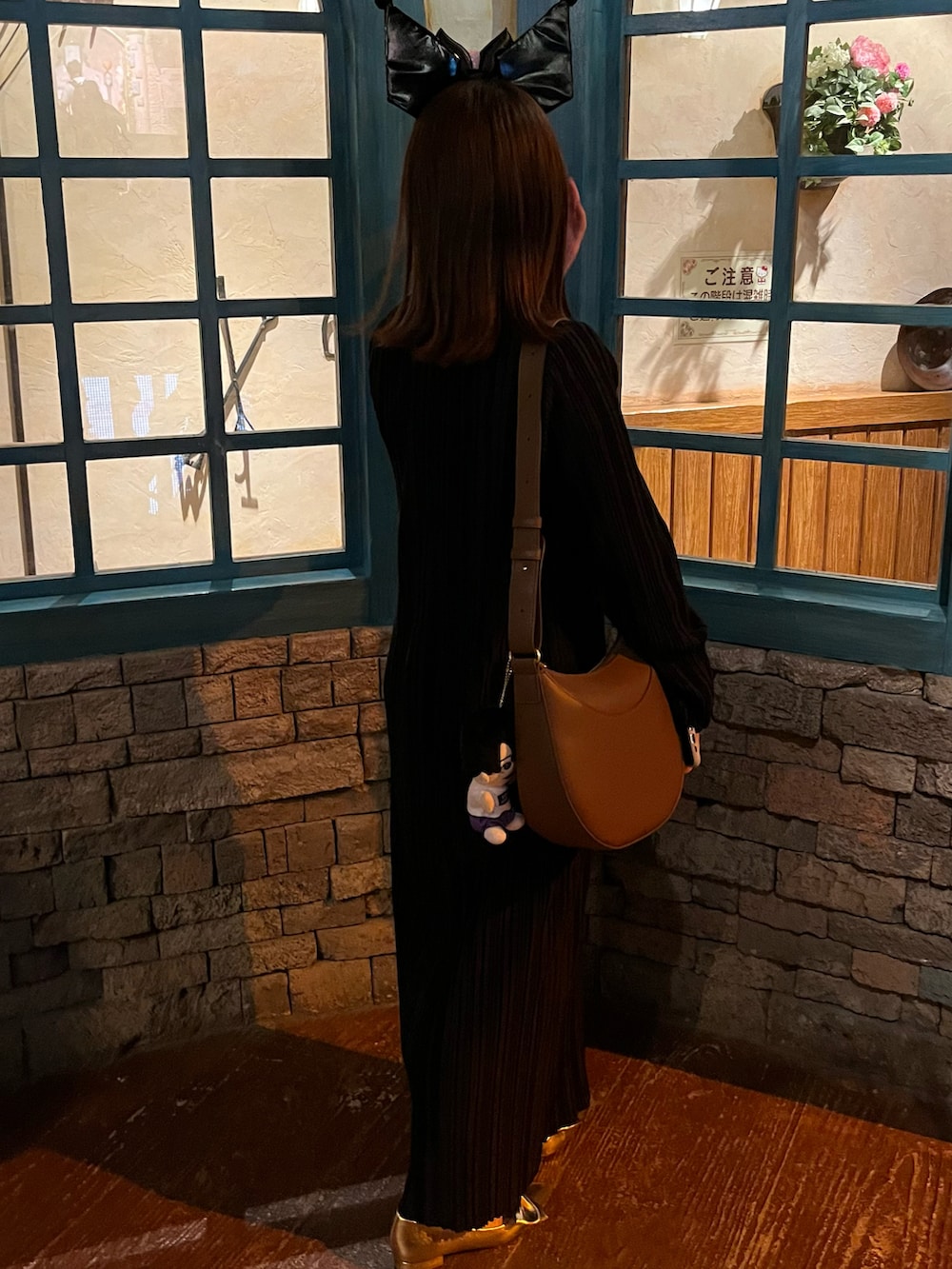 ブラック系のワンピースを着用したレディースの夏コーディネートの2枚目の写真