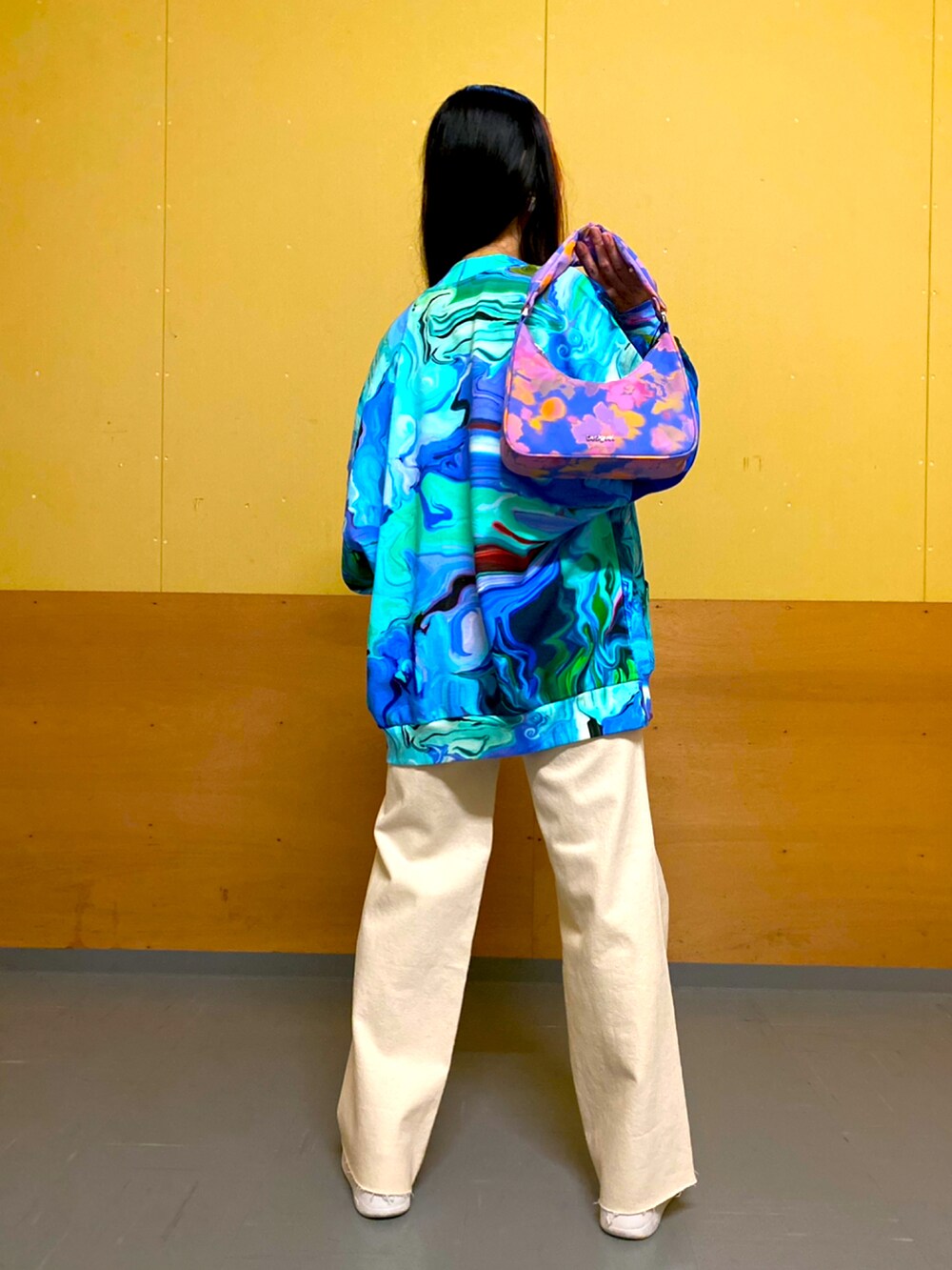 ブルー系のTシャツ/カットソー、ホワイト系のデニムパンツ、パープル系のバッグを着用したレディースの春コーディネートの2枚目の写真