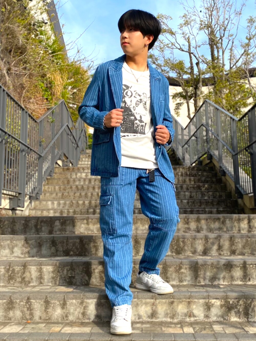 ブルー系のデニムジャケット、ホワイト系のTシャツ/カットソー、ブルー系のデニムパンツを着用したレディースの春コーディネートの2枚目の写真