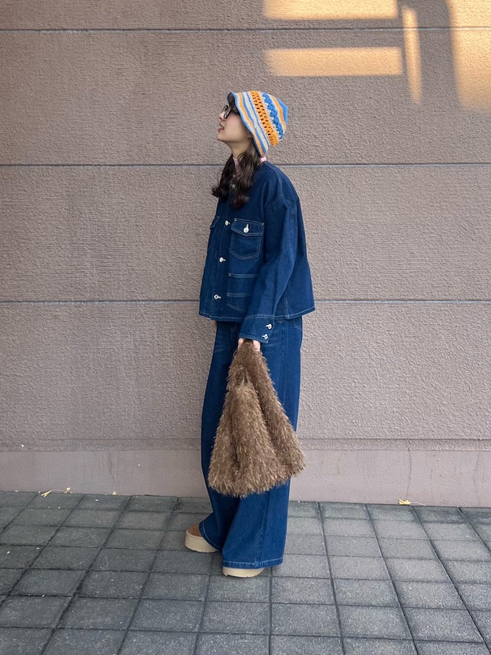 「オトナカジュアル、シンプルスタイル、春、パンツコーデ、お出かけコーデ、デニムコーデ、高身長コーデ、デニム、セットアップ風、セットアップ風コーデ」｜「SMELLYのボーダークロシェハット（ハット、ブルー系）」を使った、kotori33さん（骨格ナチュラル・レディース・160cm）の冬コーディネートの2枚目の写真
