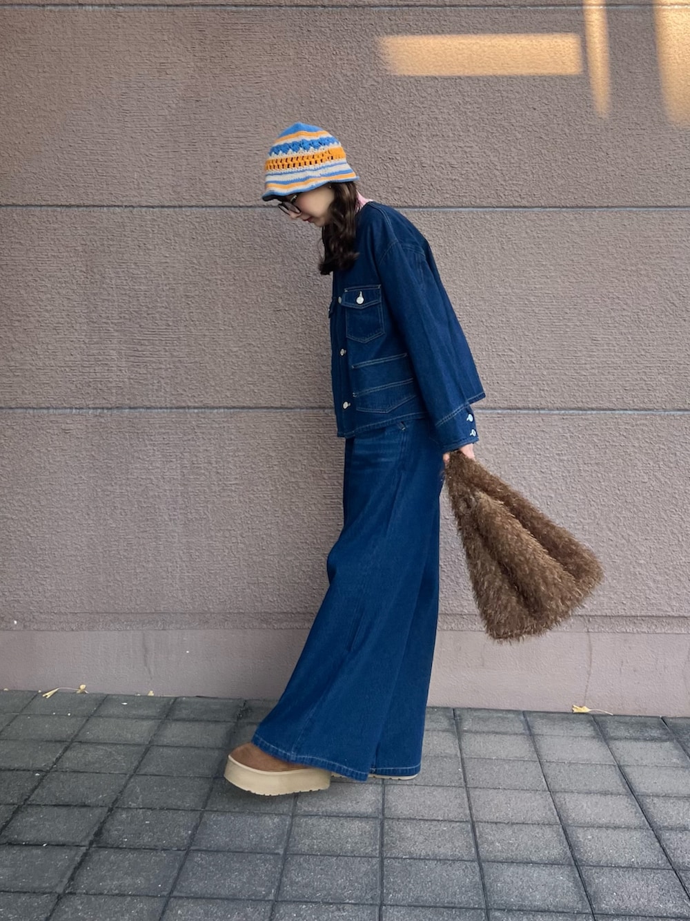 「オトナカジュアル、シンプルスタイル、春、パンツコーデ、お出かけコーデ、デニムコーデ、高身長コーデ、デニム、セットアップ風、セットアップ風コーデ」｜「SMELLYのボーダークロシェハット（ハット、ブルー系）」を使った、kotori33さん（骨格ナチュラル・レディース・160cm）の冬コーディネートの3枚目の写真