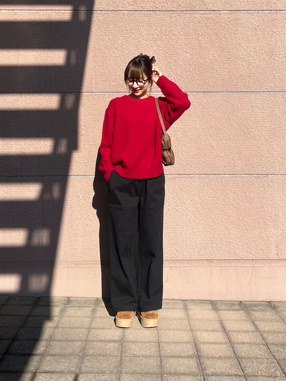 「パンツコーデ、ラフコーデ、お出かけコーデ、ラクチンコーデ、ootd、オトナカジュアル、赤ニット、赤ニットコーデ、カラーニット、カラーニットコーデ、カラーニットで楽しむ冬コーデ」｜「RODE SKOのシャーリングワンハンドルバッグ（ハンドバッグ、ブラウン系）」を使った、kotori33さん（骨格ナチュラル・レディース・160cm）の冬コーディネートの2枚目の写真