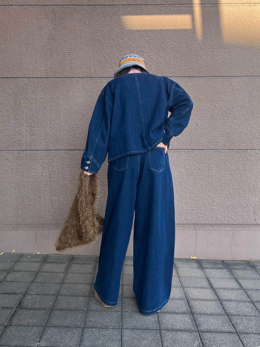 「オトナカジュアル、シンプルスタイル、春、パンツコーデ、お出かけコーデ、デニムコーデ、高身長コーデ、デニム、セットアップ風、セットアップ風コーデ」｜「SMELLYのボーダークロシェハット（ハット、ブルー系）」を使った、kotori33さん（骨格ナチュラル・レディース・160cm）の冬コーディネートの4枚目の写真
