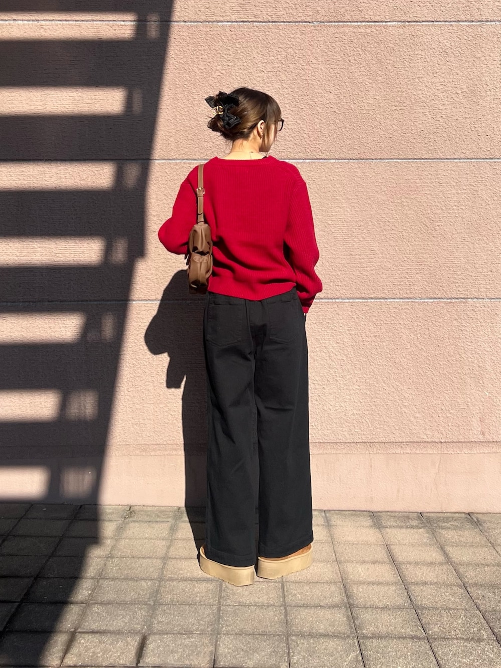 「パンツコーデ、ラフコーデ、お出かけコーデ、ラクチンコーデ、ootd、オトナカジュアル、赤ニット、赤ニットコーデ、カラーニット、カラーニットコーデ、カラーニットで楽しむ冬コーデ」｜「RODE SKOのシャーリングワンハンドルバッグ（ハンドバッグ、ブラウン系）」を使った、kotori33さん（骨格ナチュラル・レディース・160cm）の冬コーディネートの3枚目の写真