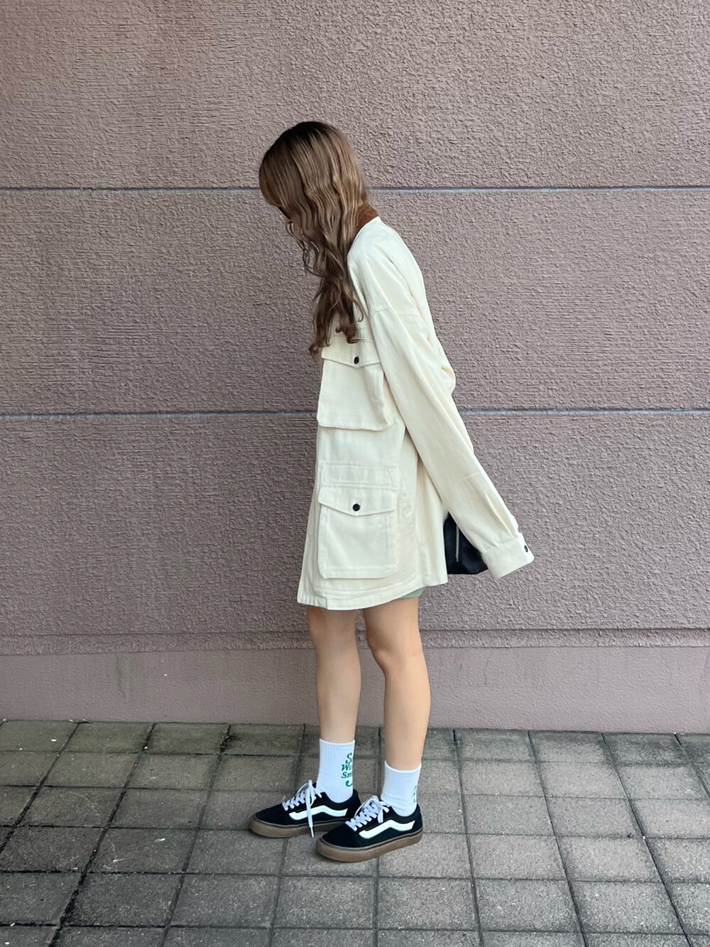 「お出かけコーデ、アツいコーデ全部見せ、ロゴT、デニム、メガネ女子、秋服準備はじめました、オトナカワイイ、デニムコーデ、秋のコーデ、着回しコーデ、韓国ファッション、大人可愛い、大人かわいい、ミニスカートコーデ、ミニスカート」｜「ITEMS URBANRESEARCHのロゴハンソデTシャツ（Tシャツ/カットソー、ブルー系）」を使った、kotori33さん（レディース・160cm）の夏コーディネートの3枚目の写真