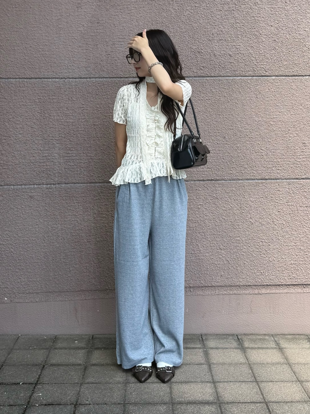 グレー系のその他パンツ、ホワイト系のシャツ/ブラウス、ブラック系のボストンバッグを着用したレディースの秋コーディネートの2枚目の写真