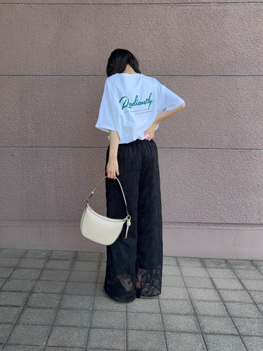 「メガネ、カジュアル、ラフ、カジュアルコーデ、ロゴ、ロゴT、パンツ、newarrival、半袖、休日スタイル、シアーパンツ、刺繍、20代、ラフコーデ、items」｜「REMMEのREMME　ウエスタンミュール（その他シューズ、ブラック系）」を使った、kotori33さん（レディース・160cm）の春コーディネートの2枚目の写真