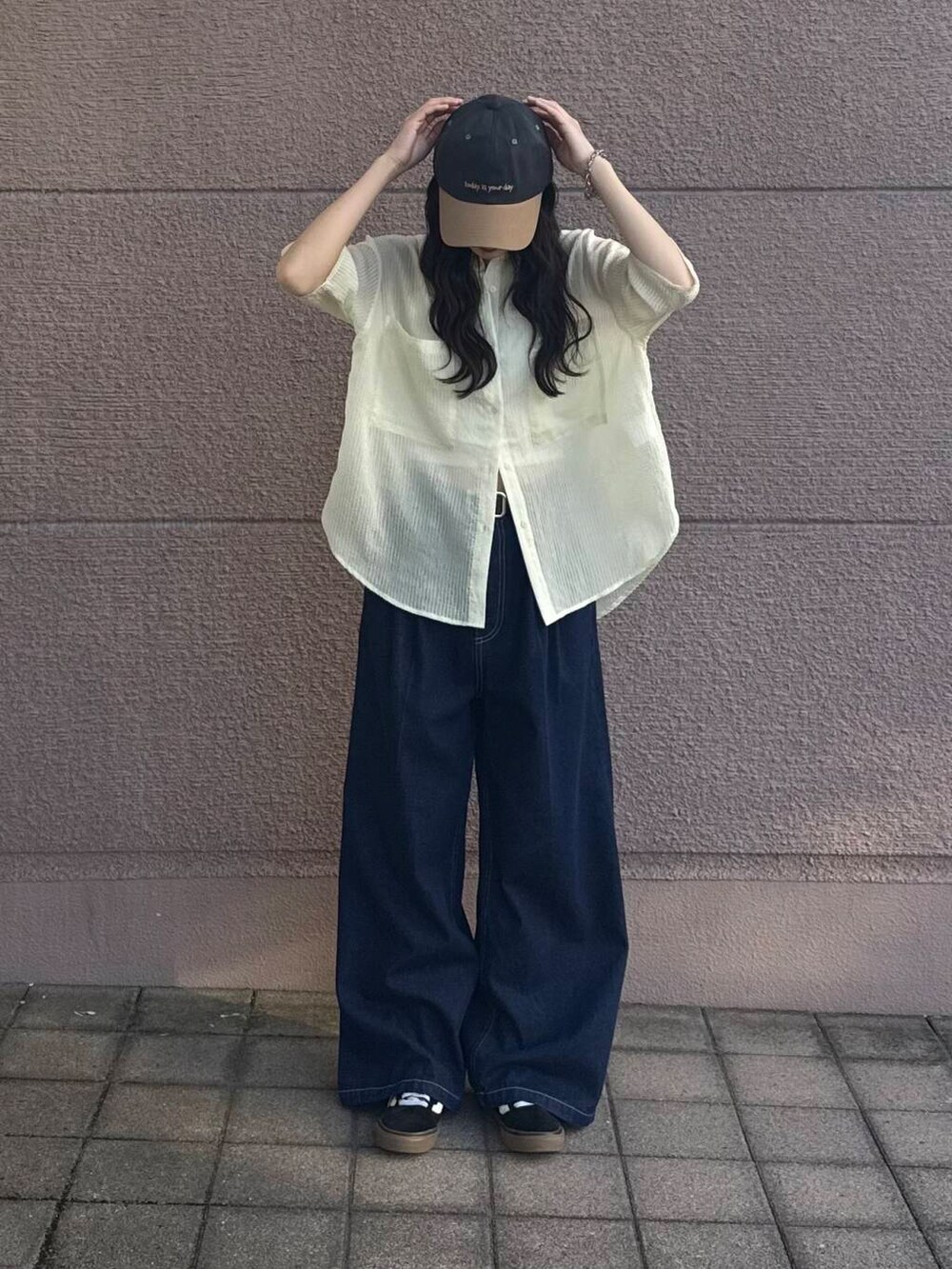 ブルー系のデニムパンツ、ベージュ系のシャツ/ブラウス、グレー系のキャップを着用したレディースの夏コーディネートの2枚目の写真