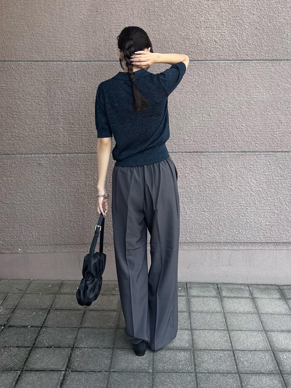 ブルー系のニット/セーター、グレー系のその他パンツ、ブラック系のハンドバッグを着用したレディースの秋コーディネートの3枚目の写真