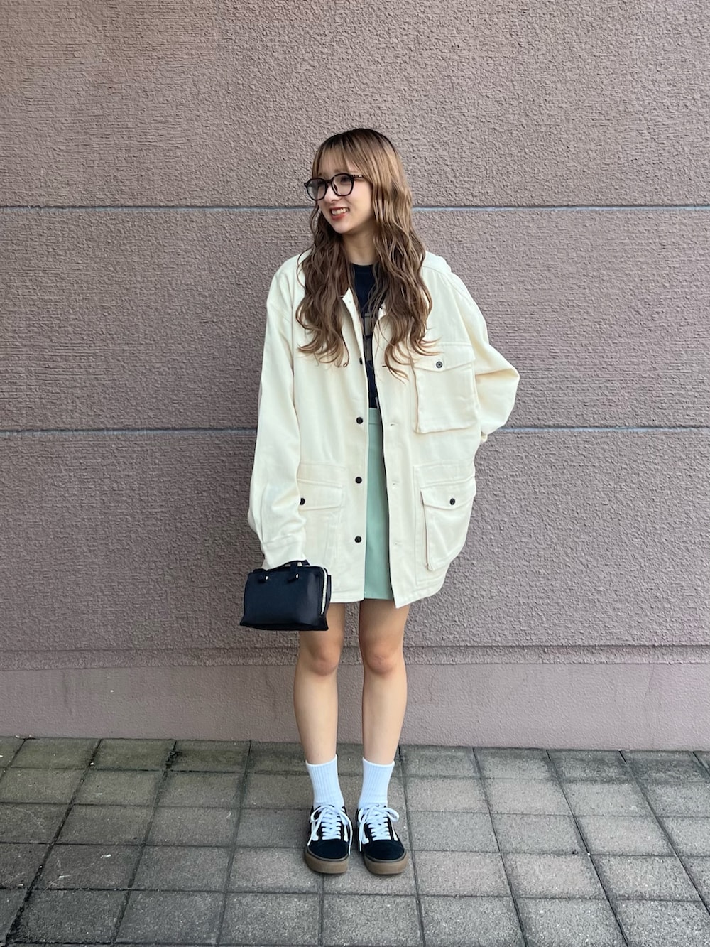 「お出かけコーデ、アツいコーデ全部見せ、ロゴT、デニム、メガネ女子、秋服準備はじめました、オトナカワイイ、デニムコーデ、秋のコーデ、着回しコーデ、韓国ファッション、大人可愛い、大人かわいい、ミニスカートコーデ、ミニスカート」｜「ITEMS URBANRESEARCHのロゴハンソデTシャツ（Tシャツ/カットソー、ブルー系）」を使った、kotori33さん（レディース・160cm）の夏コーディネートの2枚目の写真