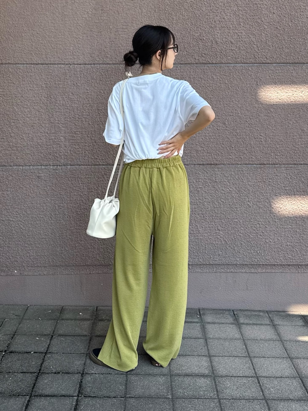 イエロー系のその他パンツ、ホワイト系のショルダーバッグ、ホワイト系のTシャツ/カットソーを着用したレディースの秋コーディネートの2枚目の写真