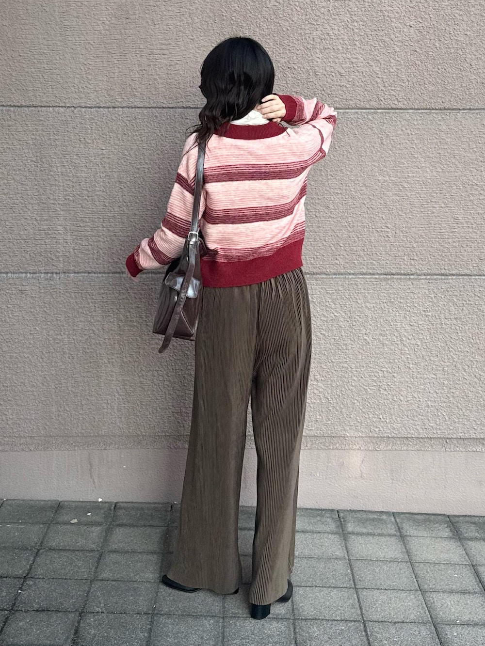 ホワイト系のTシャツ/カットソー、ブラウン系のその他パンツ、レッド系のカーディガン/ボレロを着用したレディースの秋コーディネートの3枚目の写真