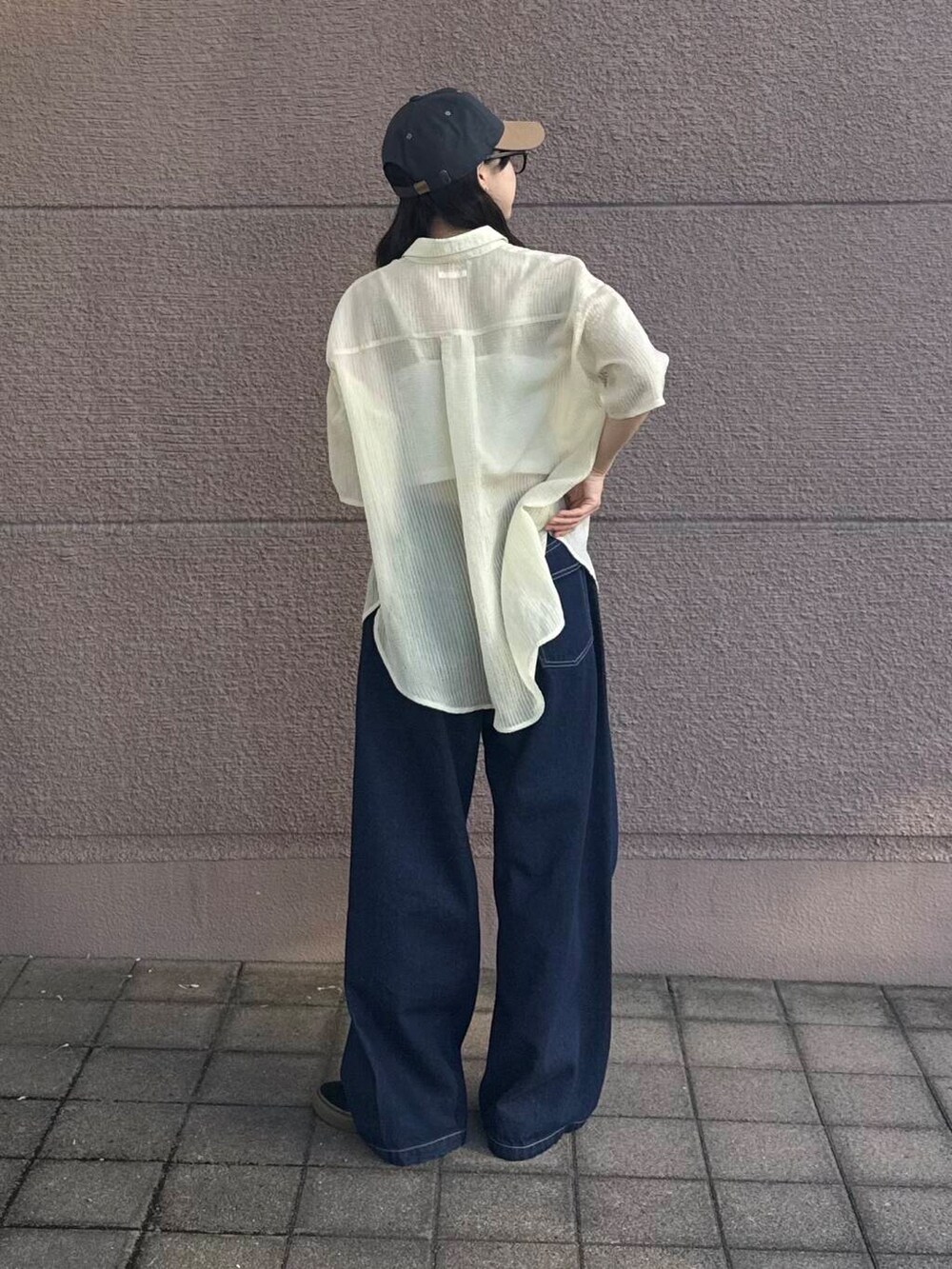 ブルー系のデニムパンツ、ベージュ系のシャツ/ブラウス、グレー系のキャップを着用したレディースの夏コーディネートの4枚目の写真