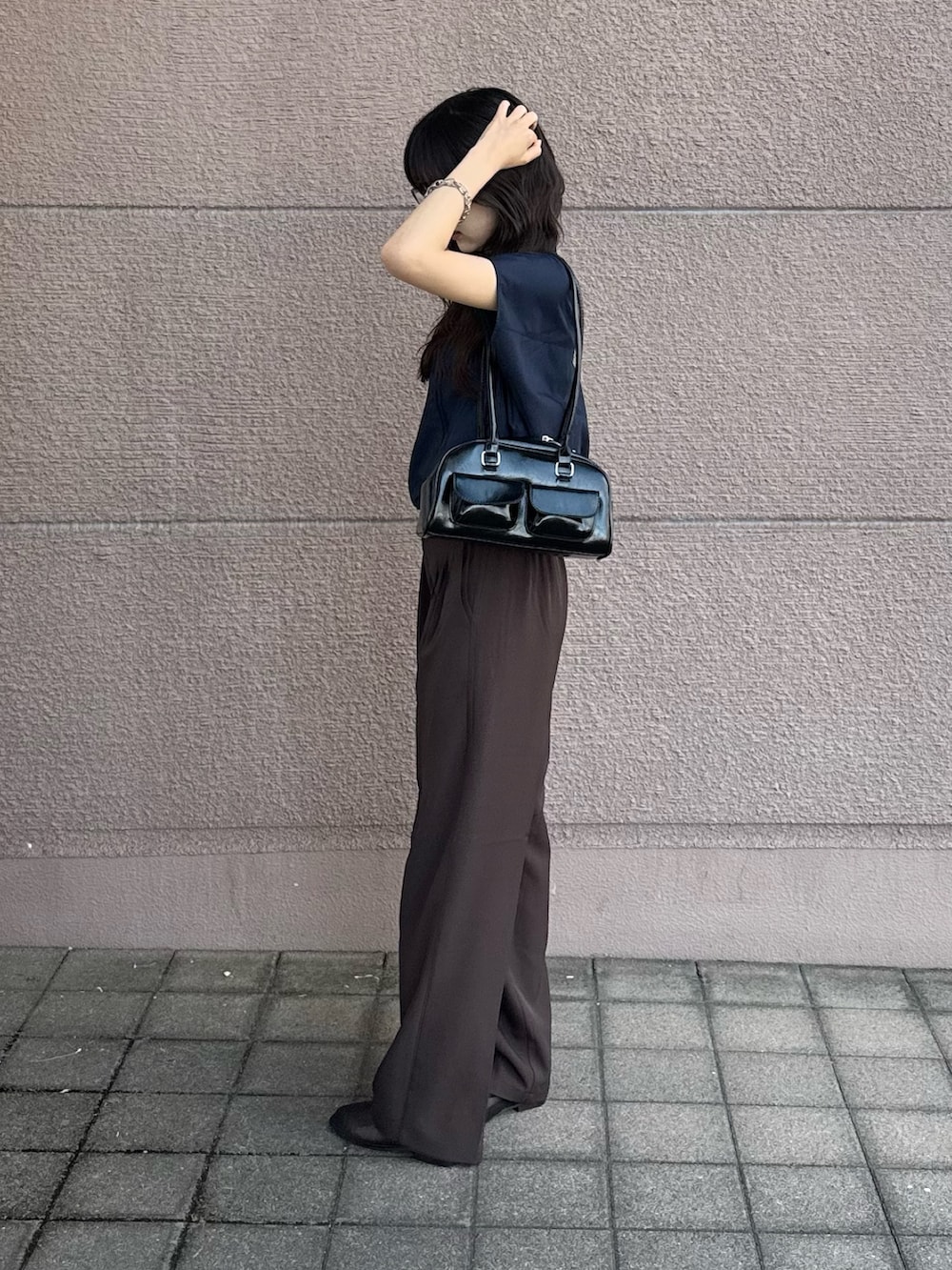 ブルー系のシャツ/ブラウス、ブラウン系のその他パンツ、ブラック系のボストンバッグを着用したレディースの秋コーディネートの2枚目の写真