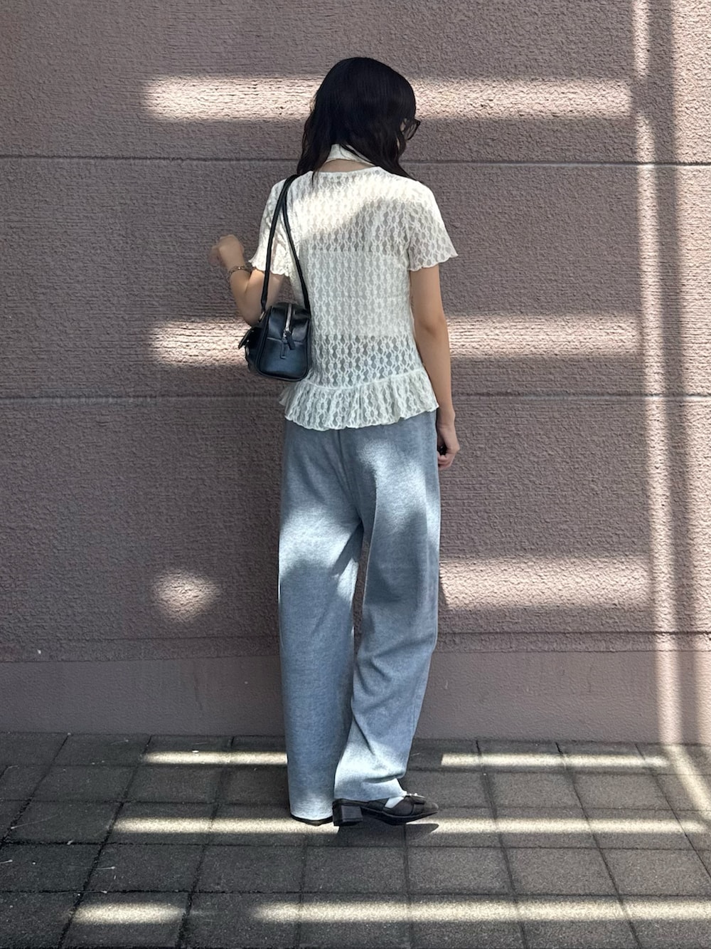 グレー系のその他パンツ、ホワイト系のシャツ/ブラウス、ブラック系のボストンバッグを着用したレディースの秋コーディネートの3枚目の写真