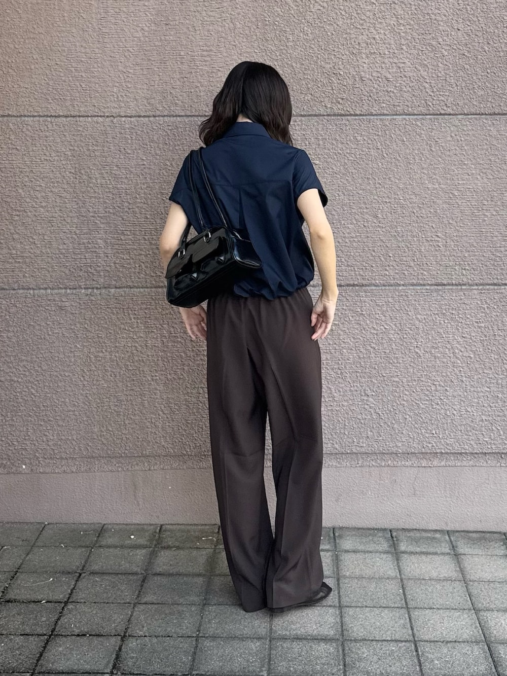 ブルー系のシャツ/ブラウス、ブラウン系のその他パンツ、ブラック系のボストンバッグを着用したレディースの秋コーディネートの3枚目の写真