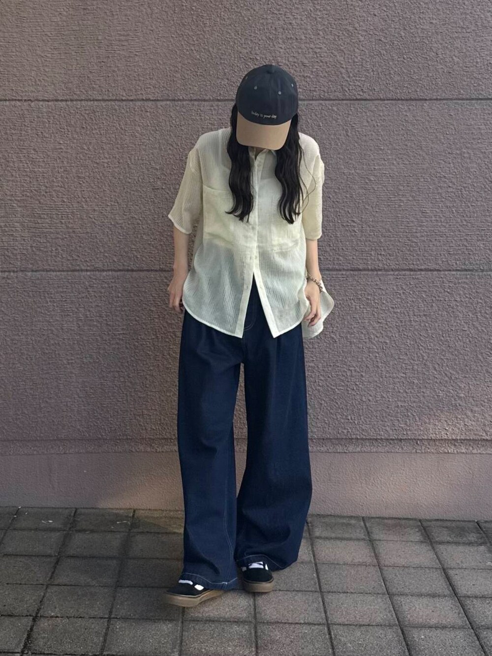 ブルー系のデニムパンツ、ベージュ系のシャツ/ブラウス、グレー系のキャップを着用したレディースの夏コーディネートの3枚目の写真