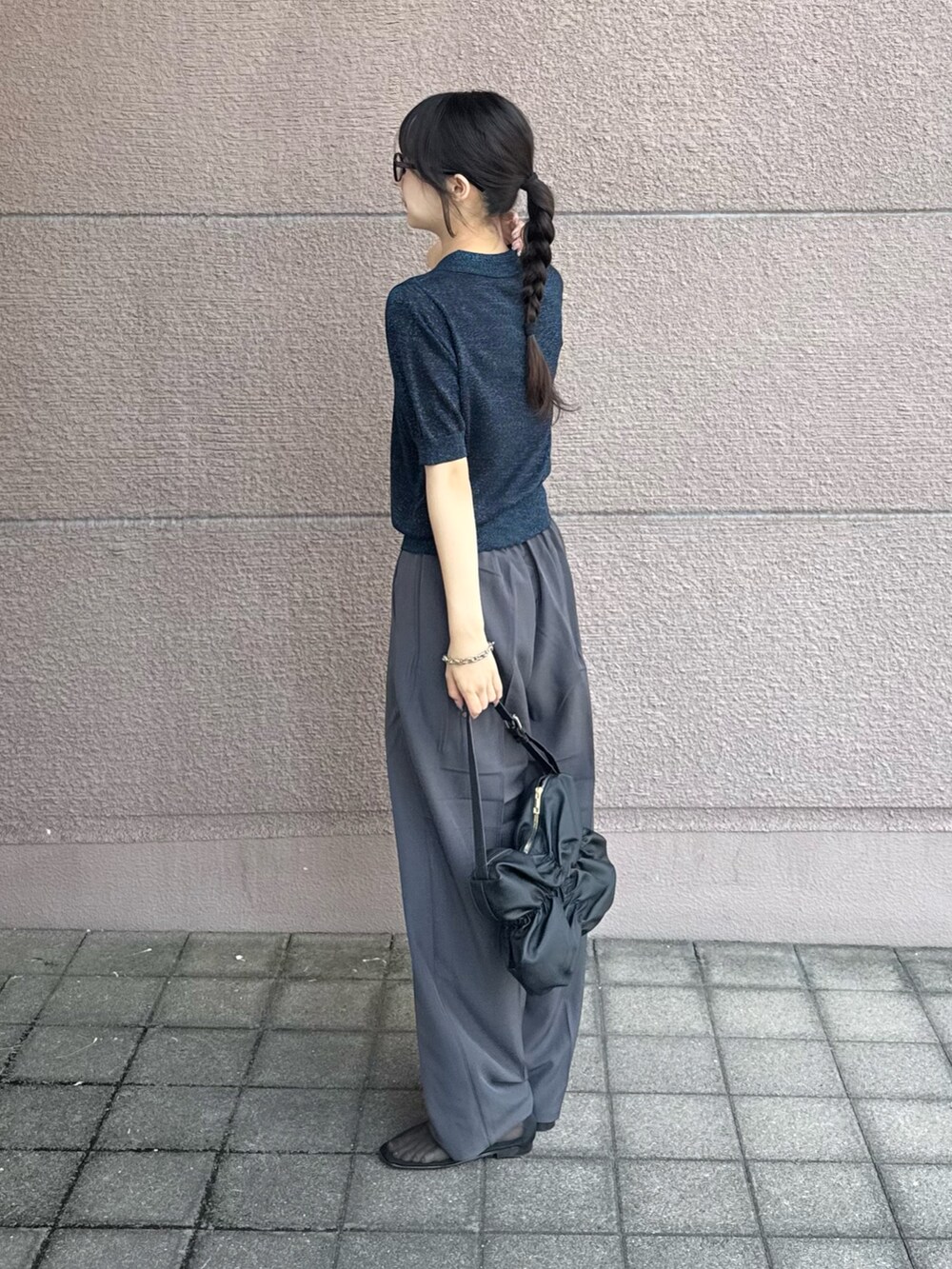 ブルー系のニット/セーター、グレー系のその他パンツ、ブラック系のハンドバッグを着用したレディースの秋コーディネートの2枚目の写真