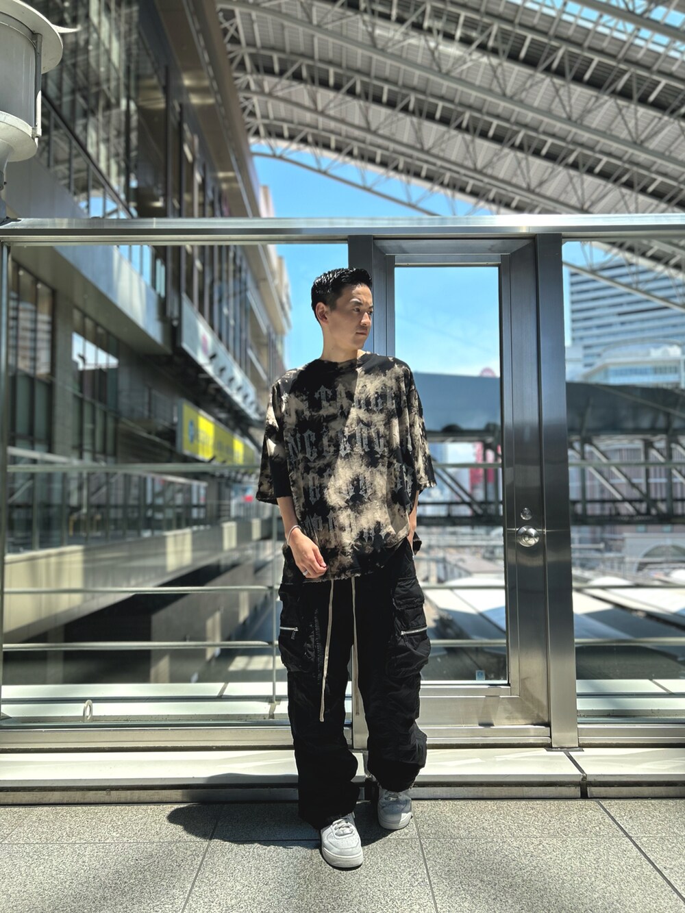 ブラック系のカーゴパンツ、ブラック系のTシャツ/カットソーを着用したメンズの夏コーディネートの2枚目の写真