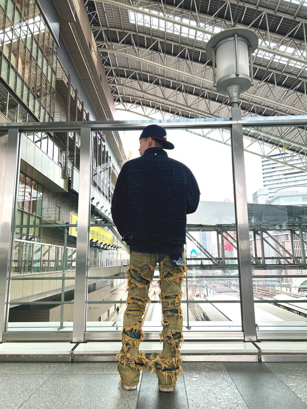 「Danke schon、lhplucuaosaka、LHP、ストリートコーデ、ストリートMIX、ストリートファッション、ストリートカジュアル、ストリート、ストリート系」｜「DANKE SCHONのDankeSchon/ダンケシェーン/11OZ PATCHWORK DENIM JACKET（デニムジャケット、ブラック系）」を使った、tokuさん（メンズ・165cm）の冬コーディネートの3枚目の写真