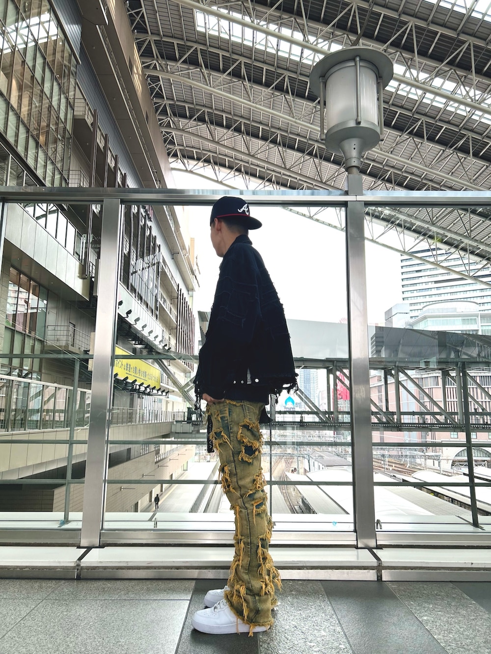 「Danke schon、lhplucuaosaka、LHP、ストリートコーデ、ストリートMIX、ストリートファッション、ストリートカジュアル、ストリート、ストリート系」｜「DANKE SCHONのDankeSchon/ダンケシェーン/11OZ PATCHWORK DENIM JACKET（デニムジャケット、ブラック系）」を使った、tokuさん（メンズ・165cm）の冬コーディネートの2枚目の写真