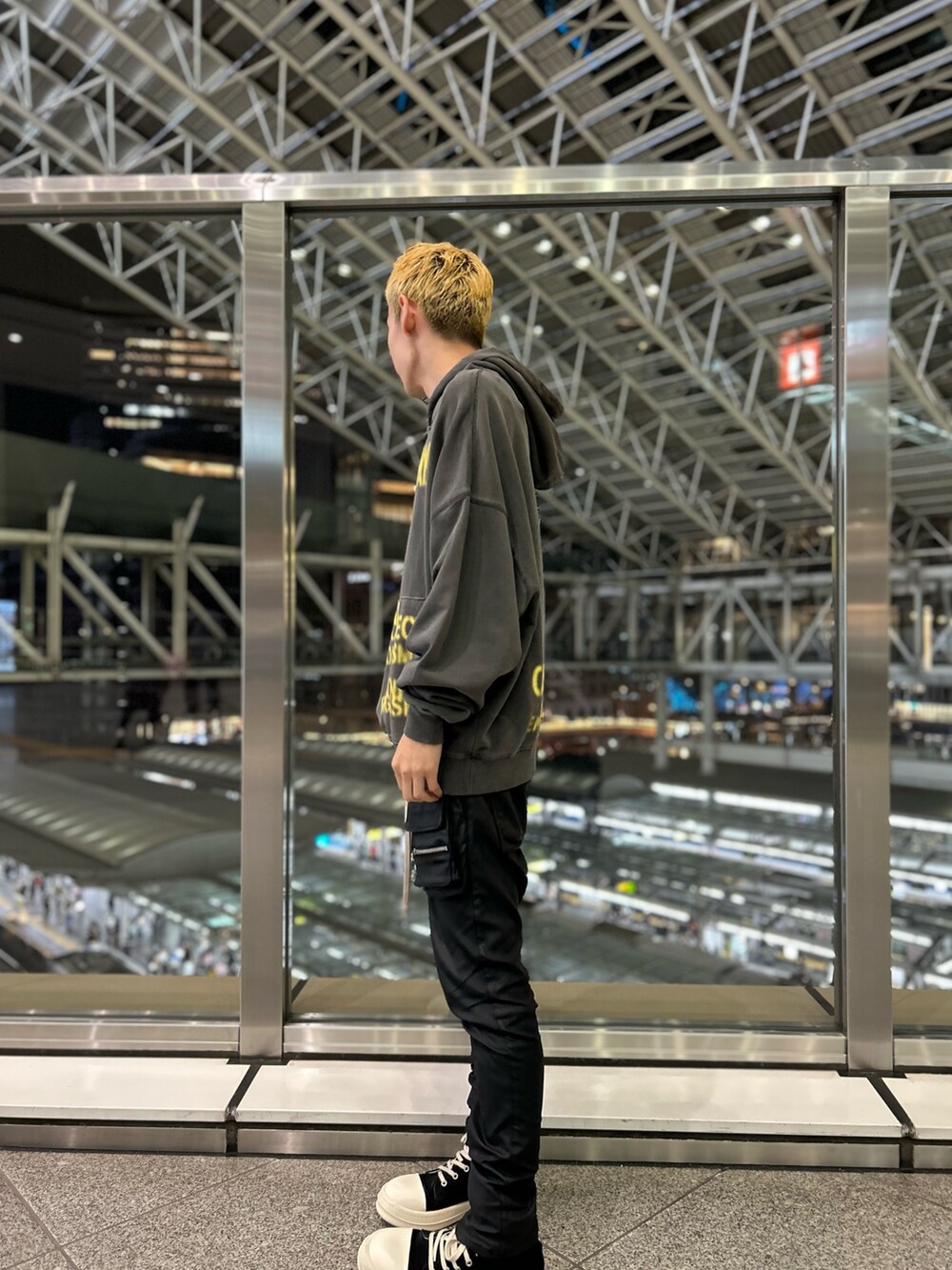 グレー系のパーカーを着用したメンズの秋コーディネートの2枚目の写真