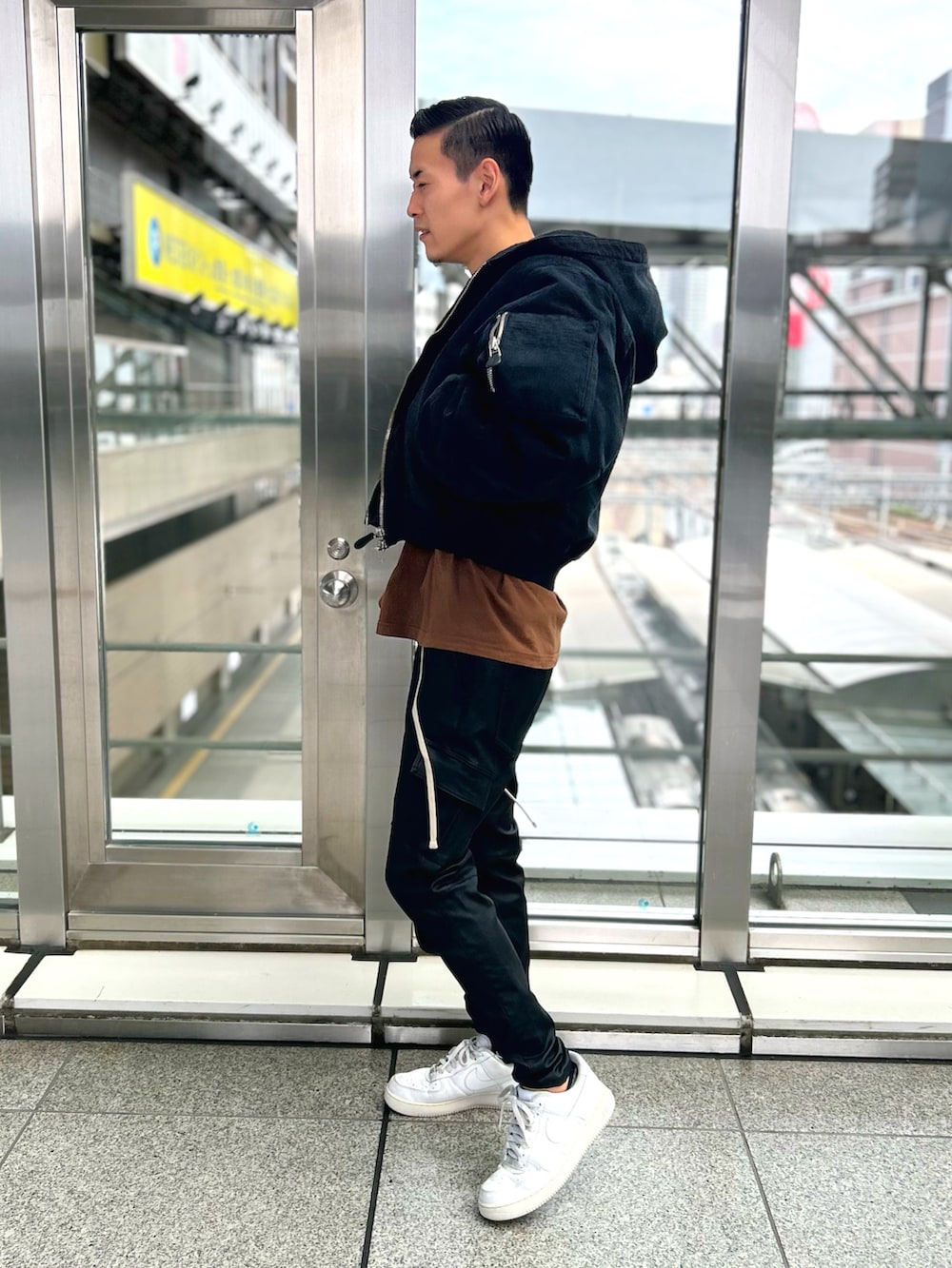 「LHP、lhplucuaosaka、Danke schon、streetstyle、ストリート、ミリタリーコーデ、ストリートファッション、streetfashion、street fashion」｜「DANKE SCHONのDankeSchon/ダンケシェーン/COATING ZIPCARGO PANTS（カーゴパンツ、ブラック系）」を使った、tokuさん（メンズ・165cm）の秋コーディネートの2枚目の写真