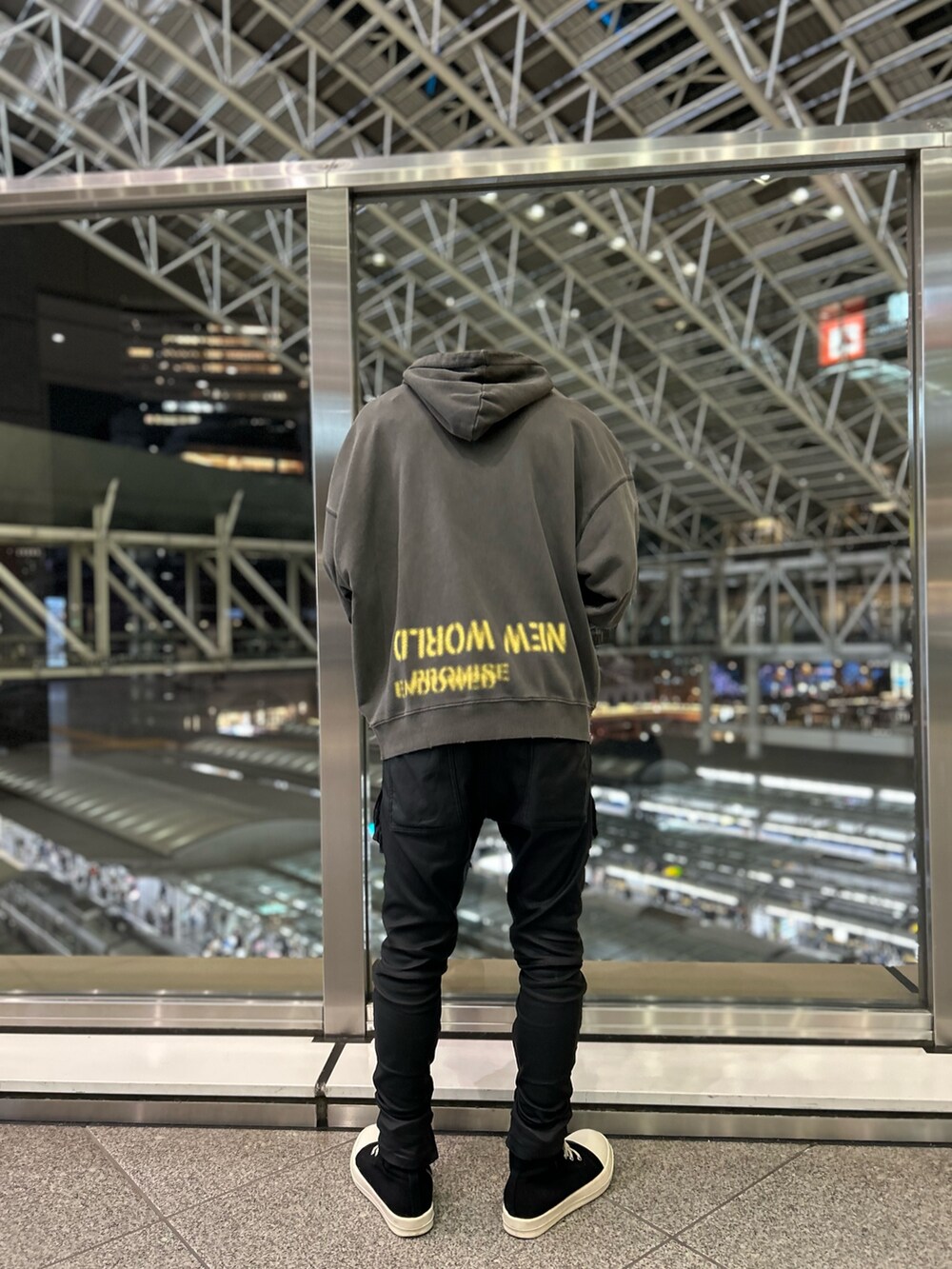 グレー系のパーカーを着用したメンズの秋コーディネートの3枚目の写真