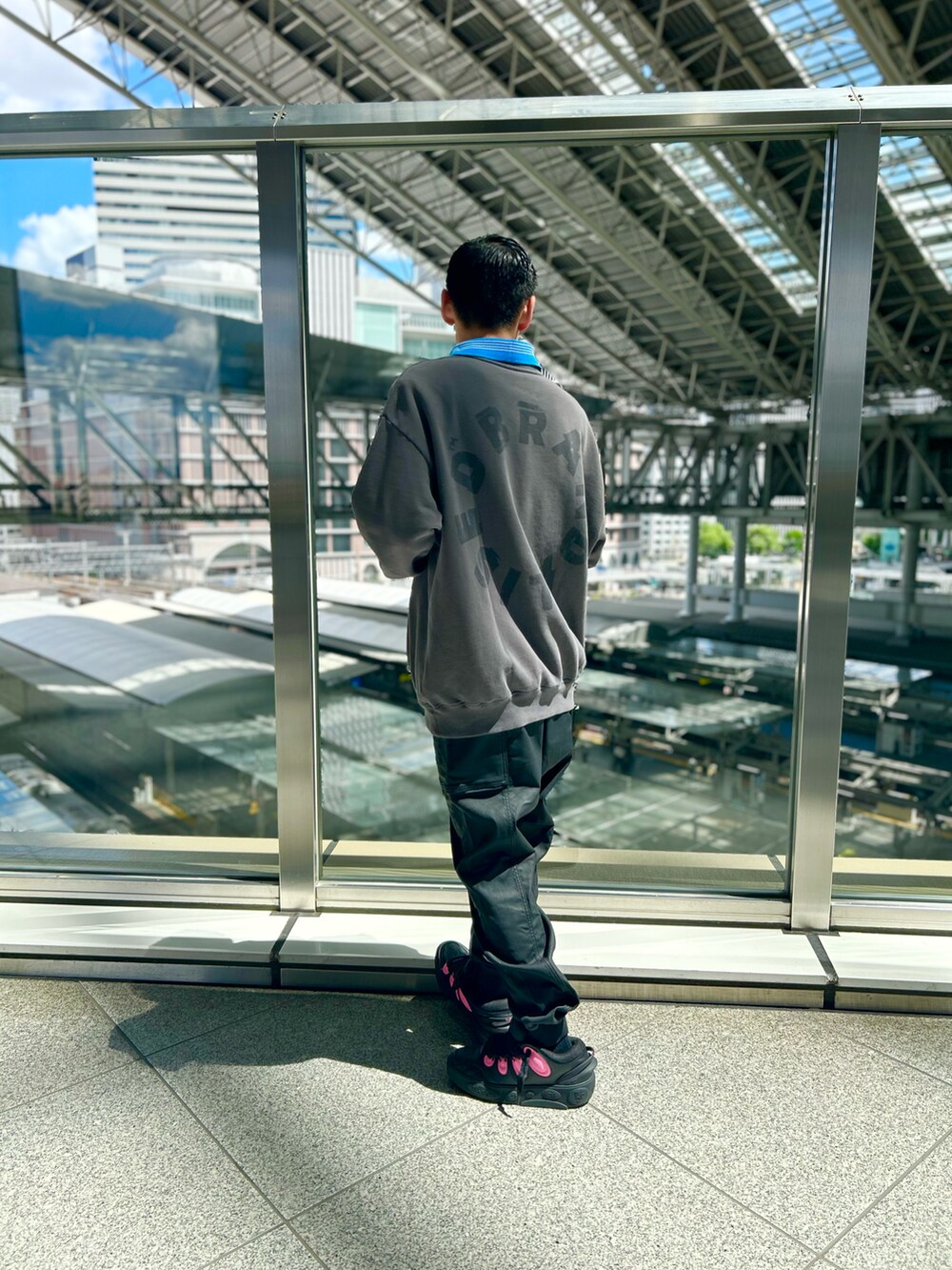 ブラック系のスウェット、ブラック系のカーゴパンツを着用したメンズの夏コーディネートの2枚目の写真