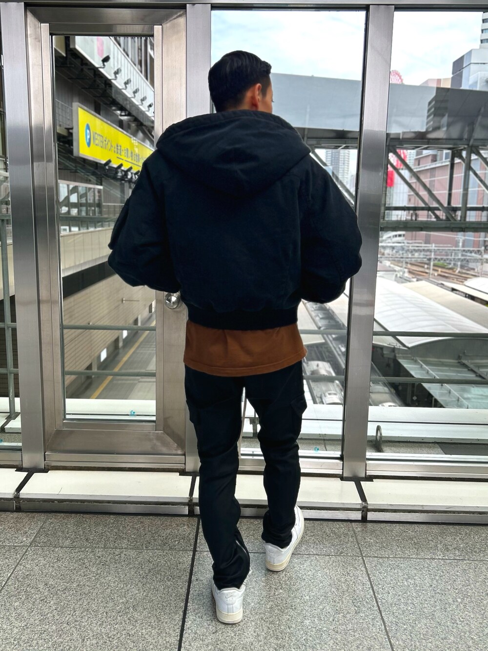 「LHP、lhplucuaosaka、Danke schon、streetstyle、ストリート、ミリタリーコーデ、ストリートファッション、streetfashion、street fashion」｜「DANKE SCHONのDankeSchon/ダンケシェーン/COATING ZIPCARGO PANTS（カーゴパンツ、ブラック系）」を使った、tokuさん（メンズ・165cm）の秋コーディネートの3枚目の写真