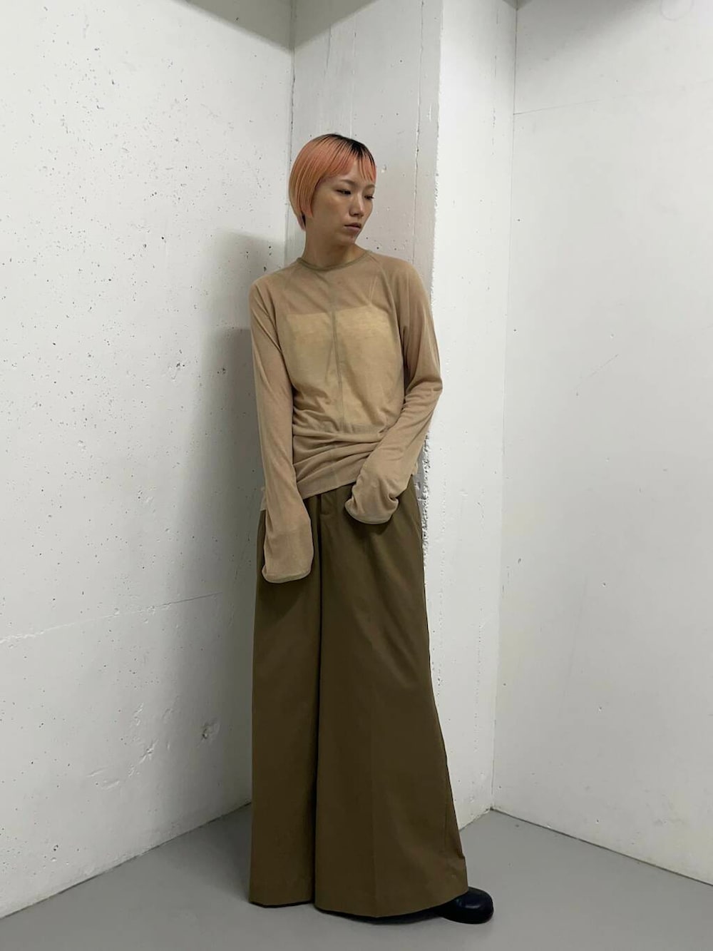 ベージュ系のその他パンツ、ブラック系のその他シューズ、ブラック系のその他ボディ・ヘアケアを着用したレディースの夏コーディネートの3枚目の写真