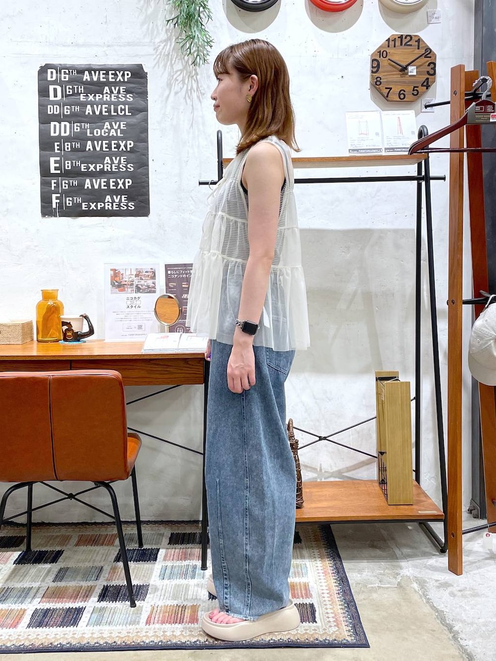 「差し色コーデ、高見え、ガーリー、niko and ...、ベスト、夏コーデ」｜「niko and...のオリジナルニコモコトングサンダル（サンダル、ベージュ系）」を使った、ごとちんさん（レディース・162cm）の夏コーディネートの3枚目の写真