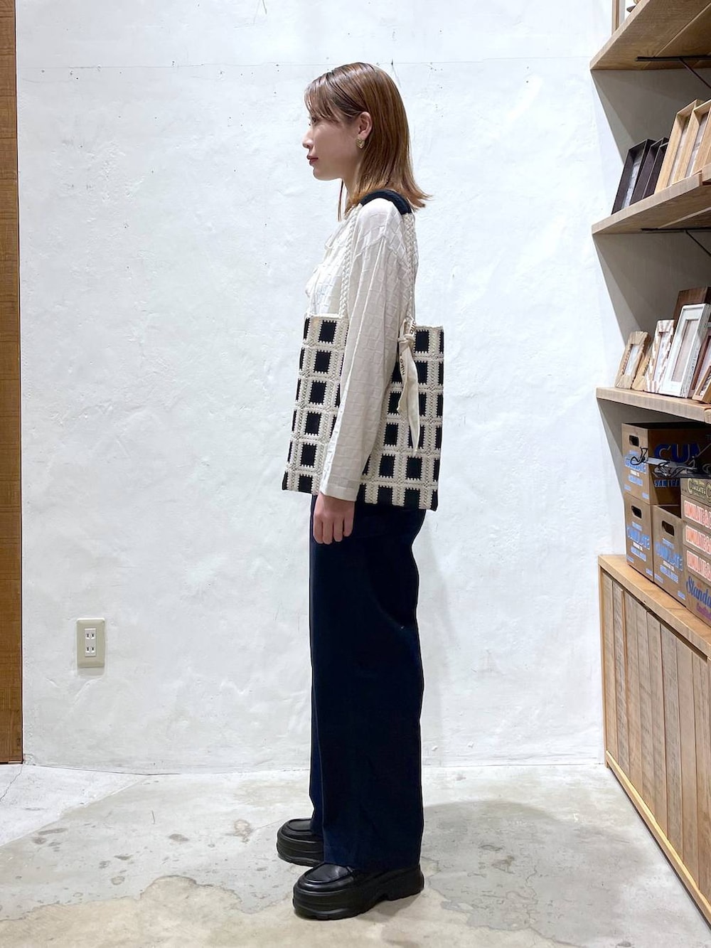「差し色コーデ、高見え、ガーリー、niko and ...、春コーデ、カーディガン、きれいめ」｜「niko and...のオリジナルスニーカーソールローファー（ローファー、ブラック系）」を使った、ごとちんさん（レディース・162cm）の春コーディネートの3枚目の写真