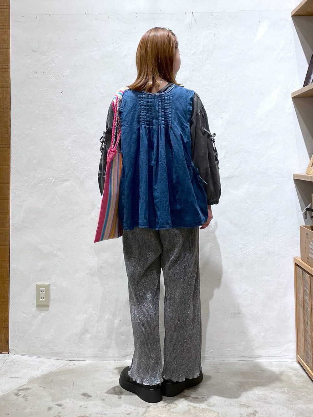 「差し色コーデ、高見え、ガーリー、niko and ...、春コーデ、ベスト、カジュアル」｜「niko and...の袖リボン布帛プルオーバー（Tシャツ/カットソー、グレー系）」を使った、ごとちんさん（レディース・162cm）の春コーディネートの3枚目の写真