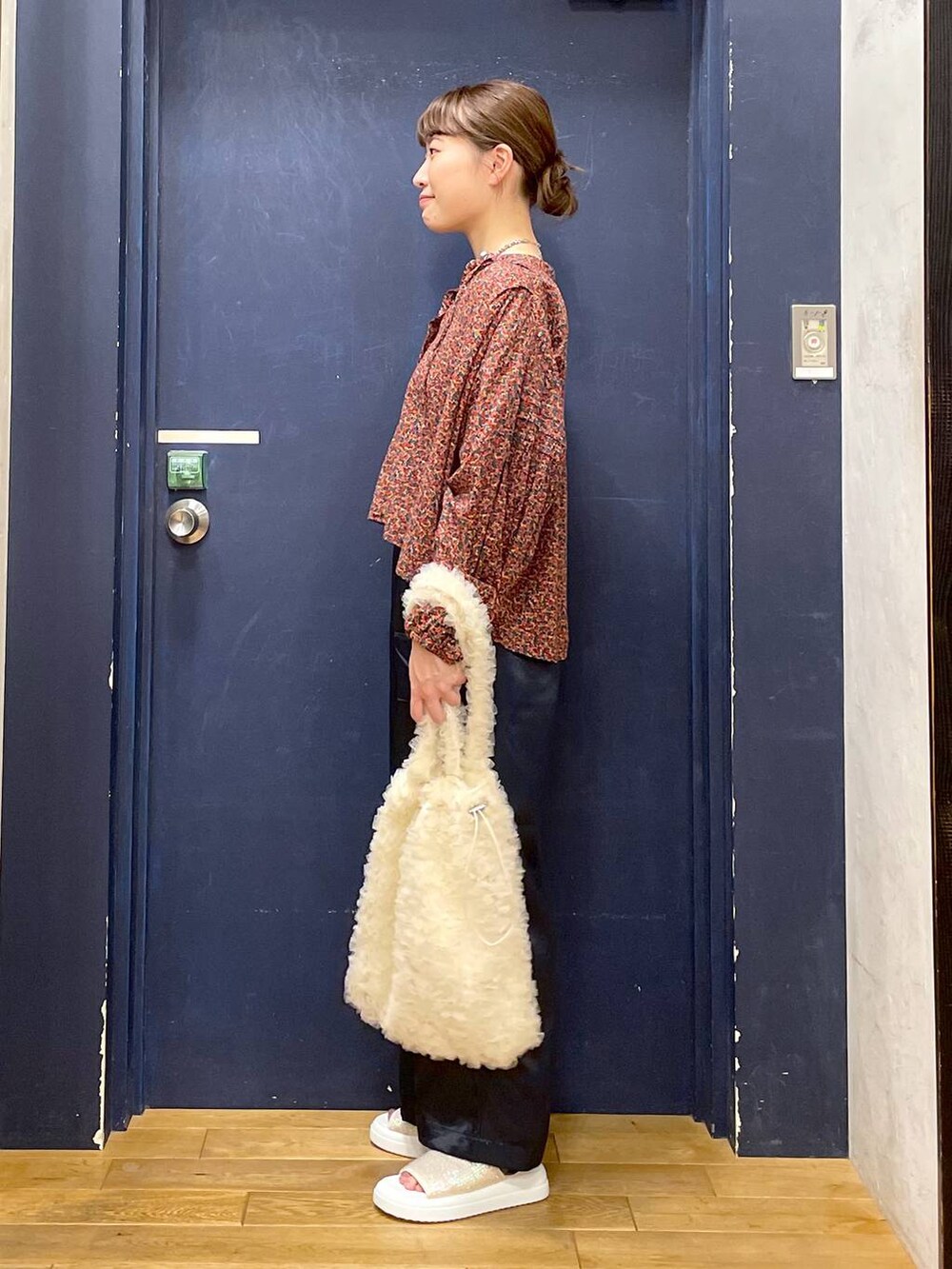 「差し色コーデ、高見え、ガーリー、niko and ...、ブラウス」｜「niko and...のオリジナルキラキラスライドサンダル（サンダル、ベージュ系）」を使った、ごとちんさん（レディース・162cm）の夏コーディネートの2枚目の写真