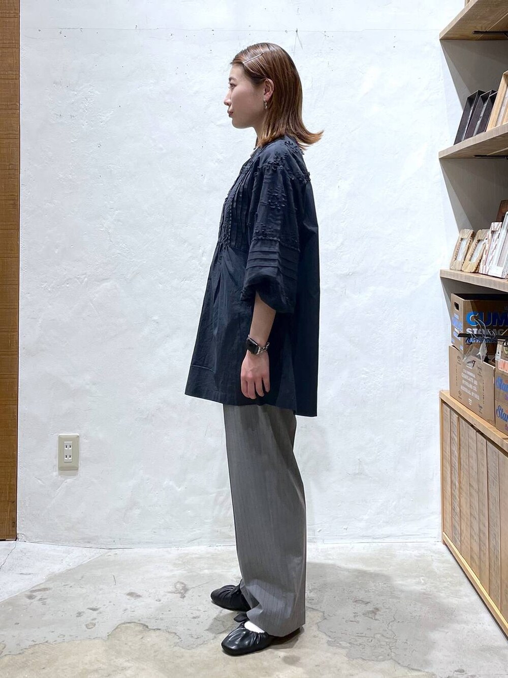 「差し色コーデ、高見え、ガーリー、niko and ...、春コーデ、ブラウス、きれいめ」｜「niko and...のキチントEASYハイウエストパンツ（その他パンツ、グレー系）」を使った、ごとちんさん（レディース・162cm）の春コーディネートの2枚目の写真