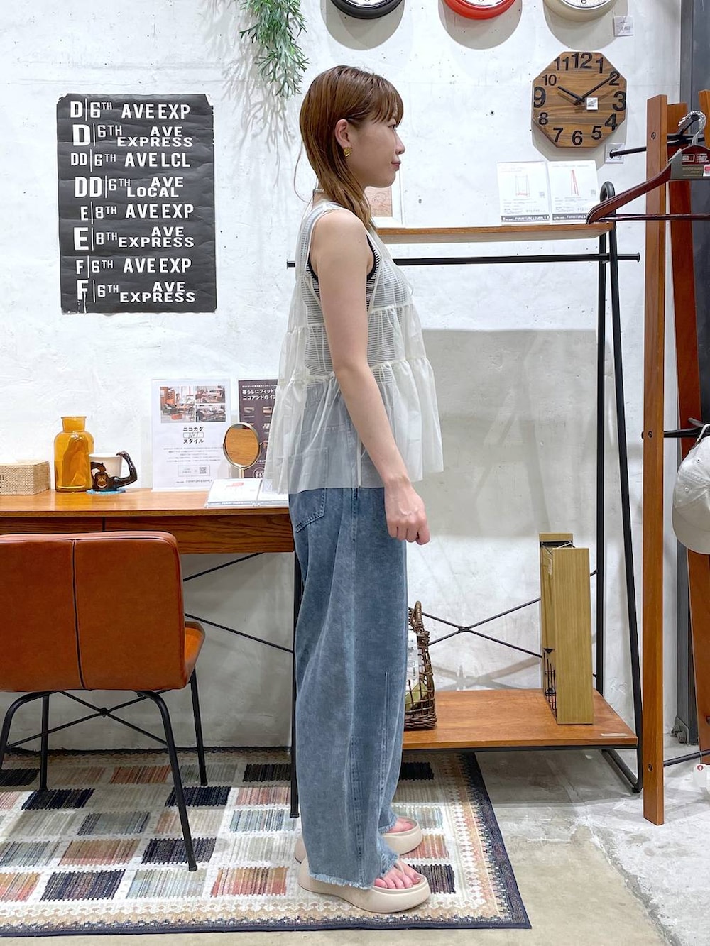 「差し色コーデ、高見え、ガーリー、niko and ...、ベスト、夏コーデ」｜「niko and...のオリジナルニコモコトングサンダル（サンダル、ベージュ系）」を使った、ごとちんさん（レディース・162cm）の夏コーディネートの2枚目の写真